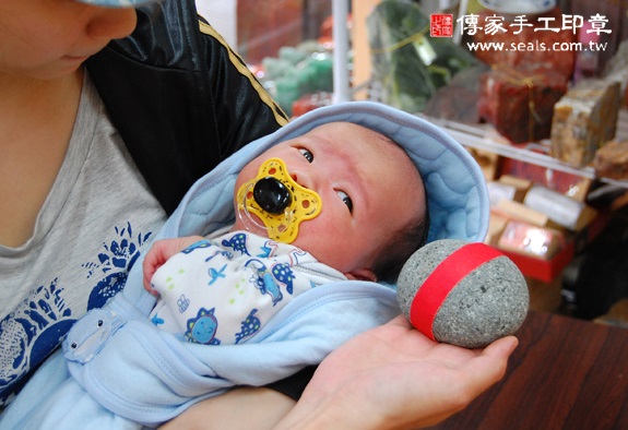 陳寶寶(新北永和區嬰兒寶寶滿月剃頭理髮、免費嬰兒剃胎毛儀式吉祥話)。中國風會場，爸媽寶貝免費穿「日中韓」古裝禮服。專業拍照、DVD光碟、證書。★購買「臍帶章、肚臍章、胎毛筆刷印章」贈送：剃頭、收涎、抓周，三選一。 2015.10.26 照片5